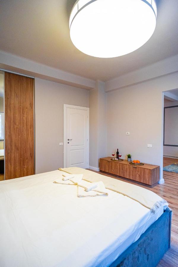 Heritage Hideaway - City's Architectural Splendor Bucarest
